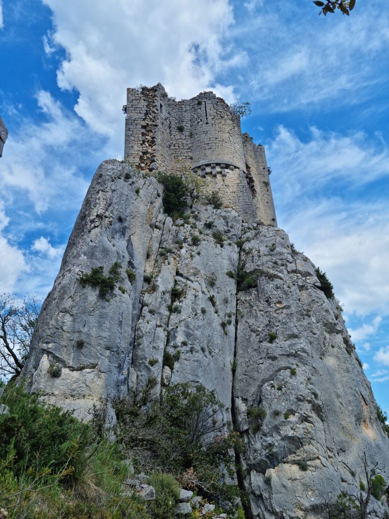 En haut du sentier, vue sur l'éperon rocheux du château