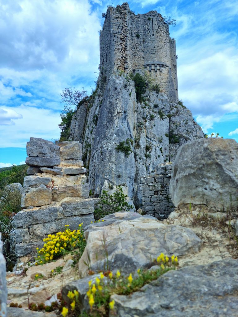 Le beau château de Viviourès et ses ruines